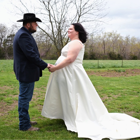 Wedding dress (off white) with long train - Picture 3 of 4
